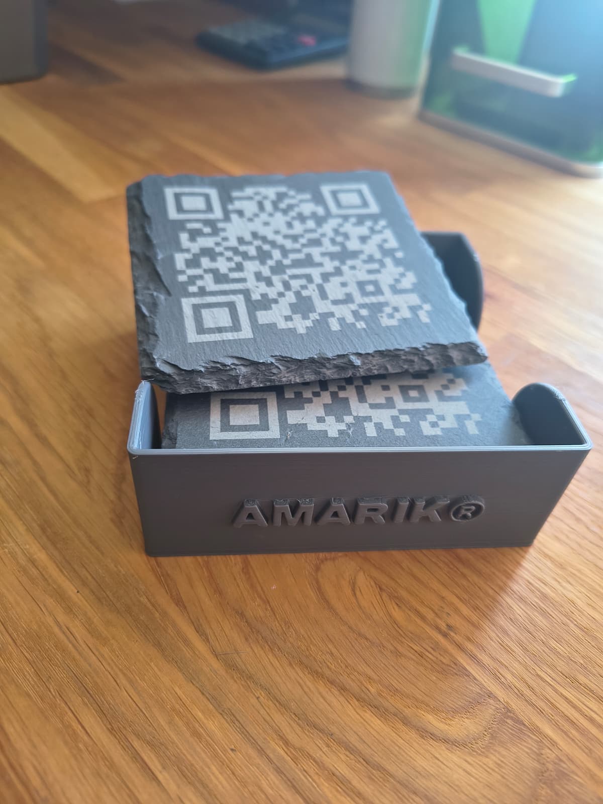 AMARIK® - Personalisierte Schiefer-Untersetzer (4er Set) mit Gravur & Halter – Bild 3