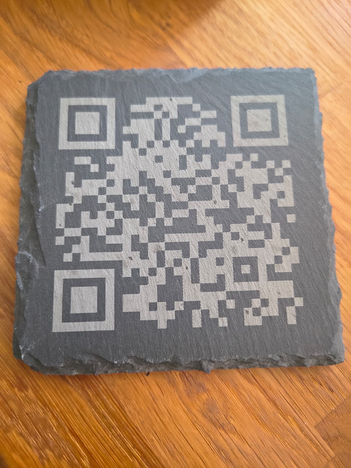 AMARIK® - Personalisierte Schiefer-Untersetzer (4er Set) mit Gravur & Halter – Bild 4