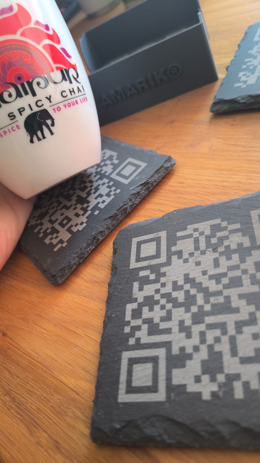 AMARIK® - Personalisierte Schiefer-Untersetzer (4er Set) mit Gravur & Halter – Bild 2